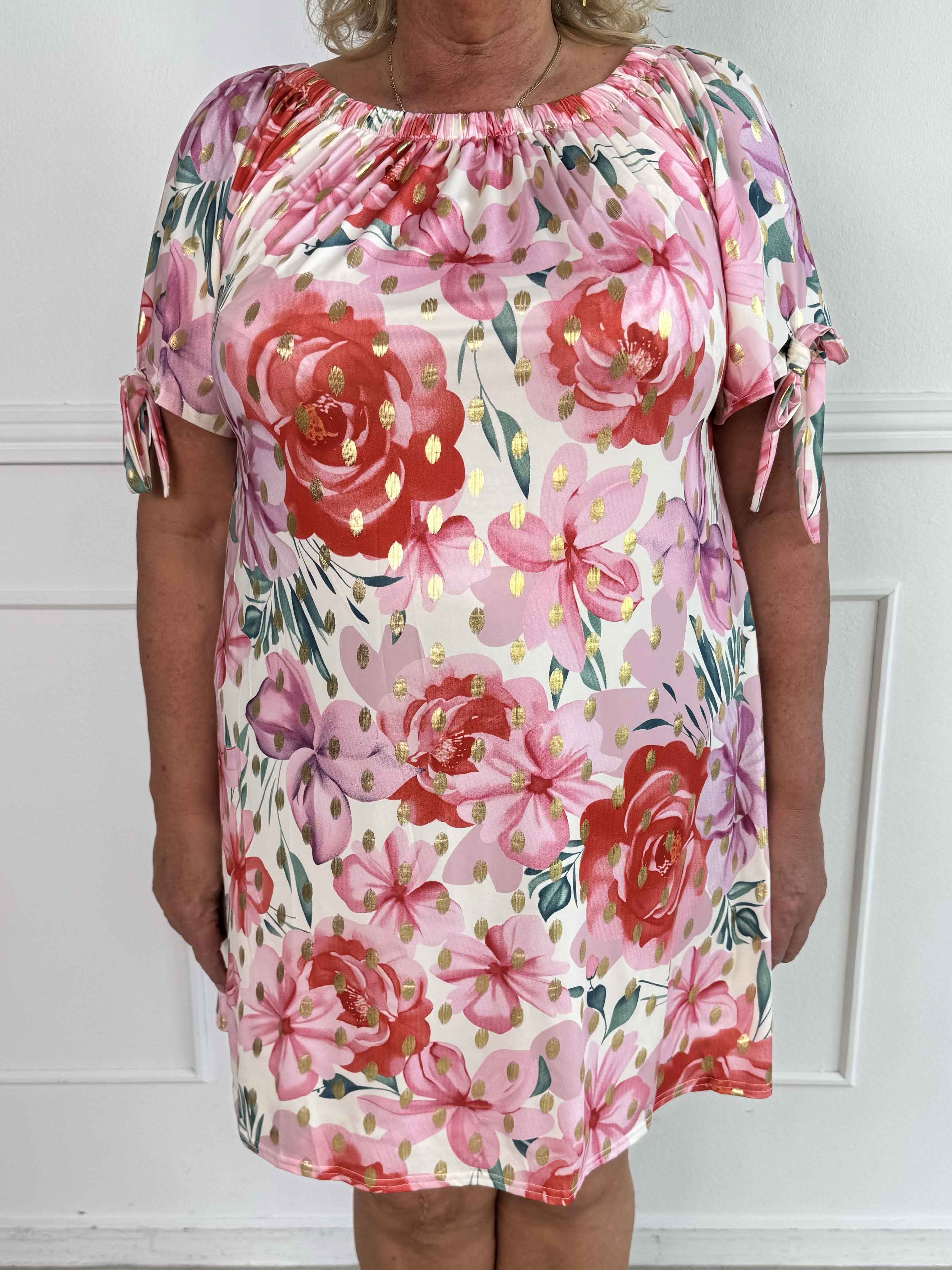 Sofia - Sød blomstret plus size kjole med elastikkant i udskæringen